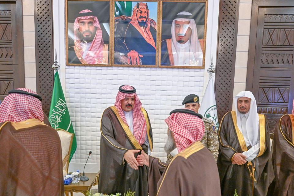 أمير منطقة حائل يعقد الجلسة الاثنينية
