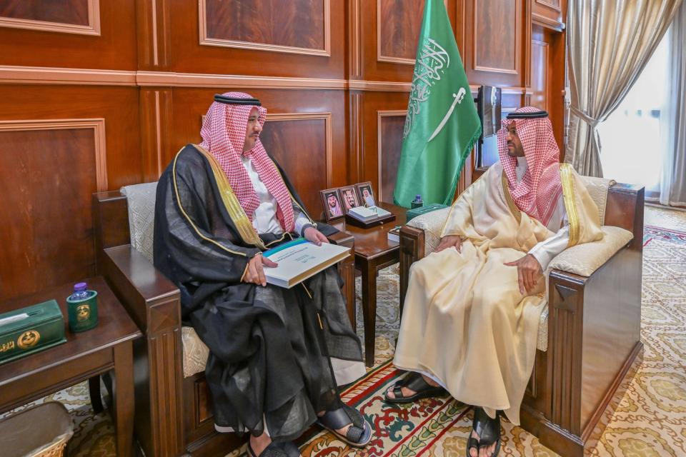 نائب أمير حائل يستقبل مدير عام التعليم بالمنطقة
