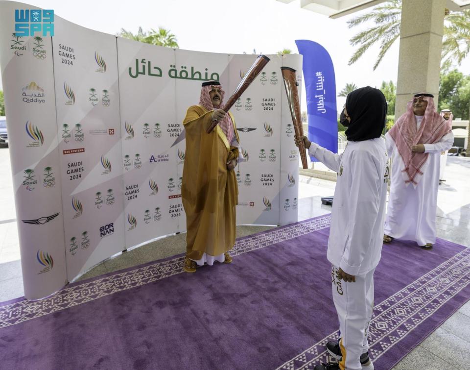 أمير منطقة حائل يتسلّم شعلة دورة الألعاب السعودية 2024
