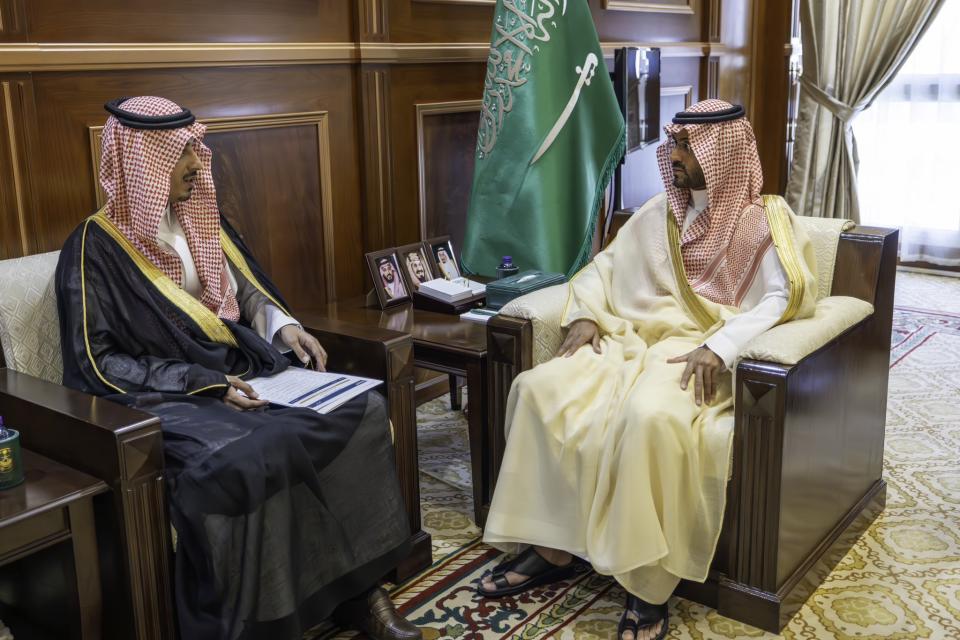 نائب أمير حائل يستقبل مدير مطار حائل الدولي