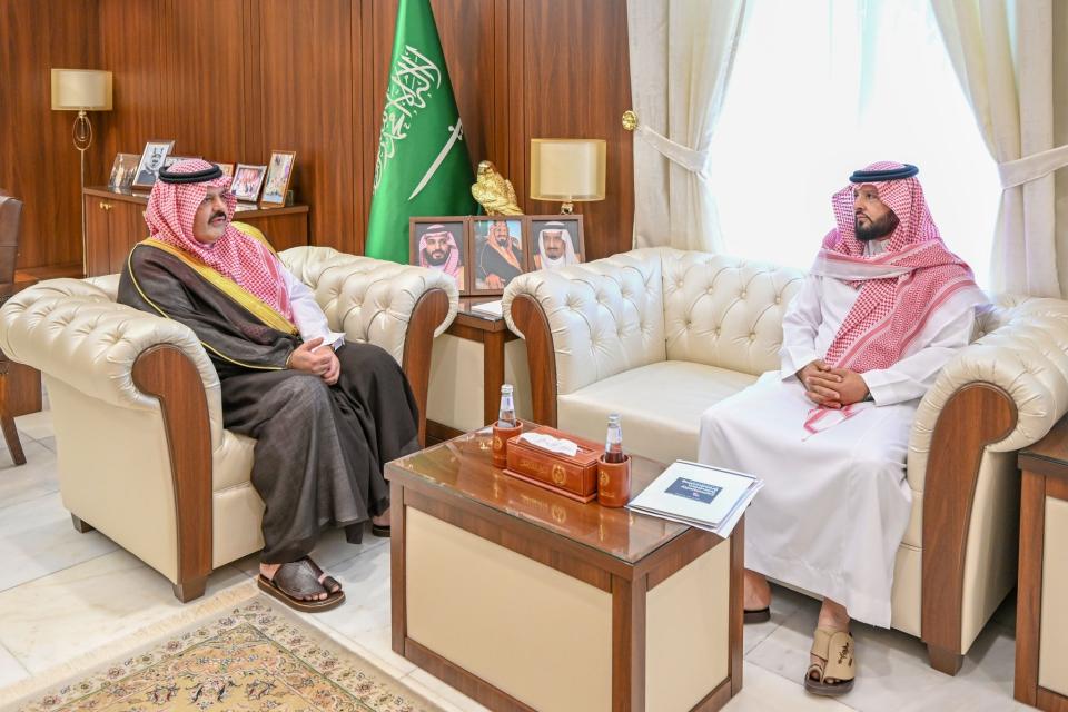 أمير منطقة حائل يستقبل رئيس نادي مرصد مشار الفلكي