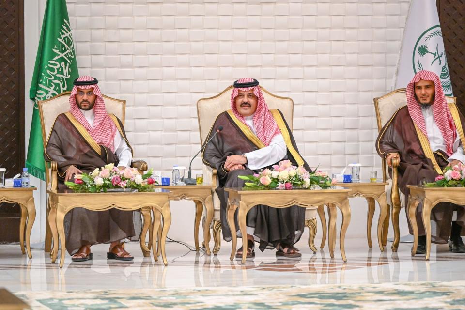 أمير منطقة حائل يعقد جلسته الاثنينية