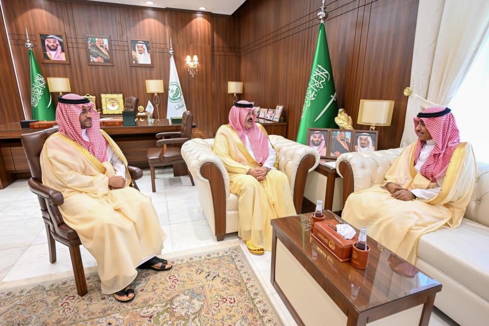 أمير منطقة حائل يستقبل وزير الإعلام