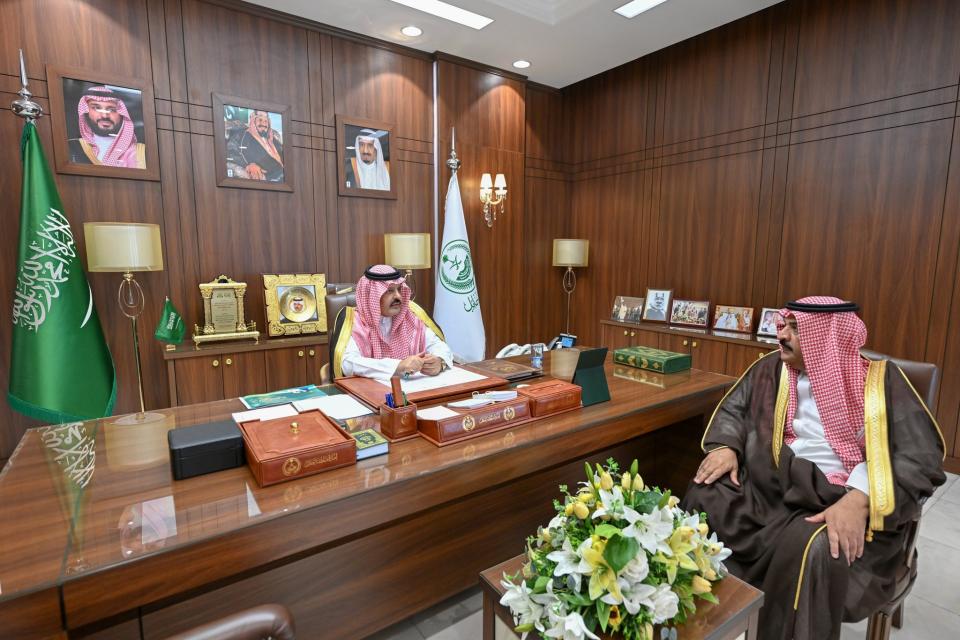أمير حائل يستقبل مدير فرع هيئة الهلال الأحمر السعودي بالمنطقة
