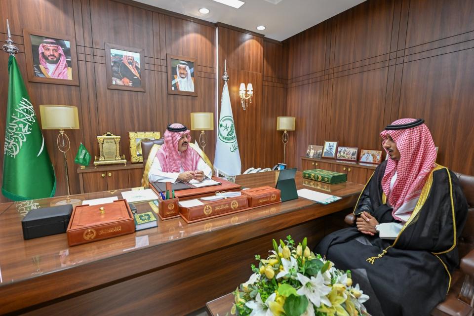الأمير عبدالعزيز بن سعد يستقبل مدير مطار حائل الدولي