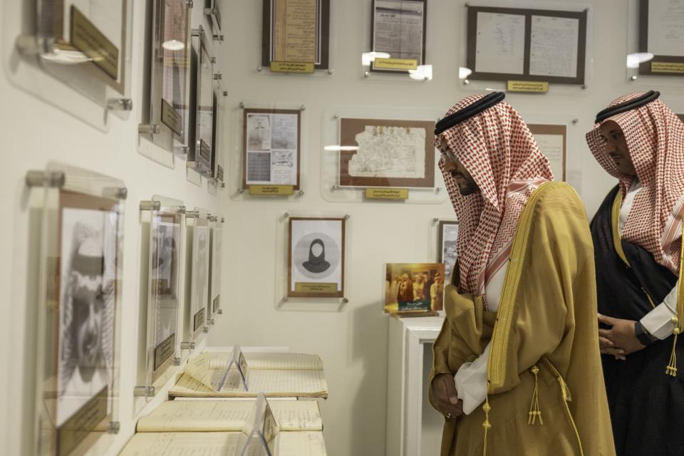 الأمير فيصل بن فهد بن مقرن يفتتح متحف مدرسة الملك عبدالعزيز للطفولة المبكرة بحائل