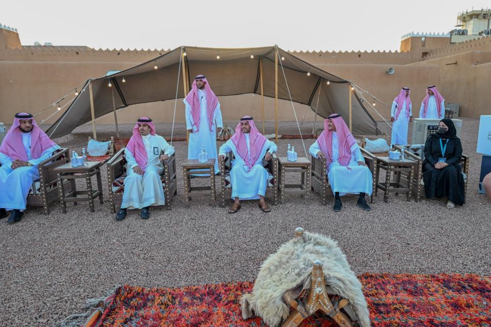 نائب أمير حائل يزور فعالية "المعتزل الكتابي"