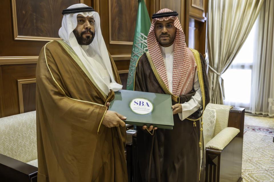 نائب أمير حائل يستقبل مشرف تلفزيون المنطقة