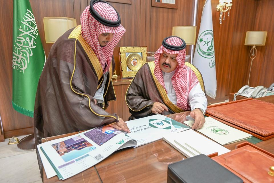 الأمير عبد العزيز بن سعد يطلع على جهود أمانة المنطقة والفعاليات بمناسبة اليوم الوطني