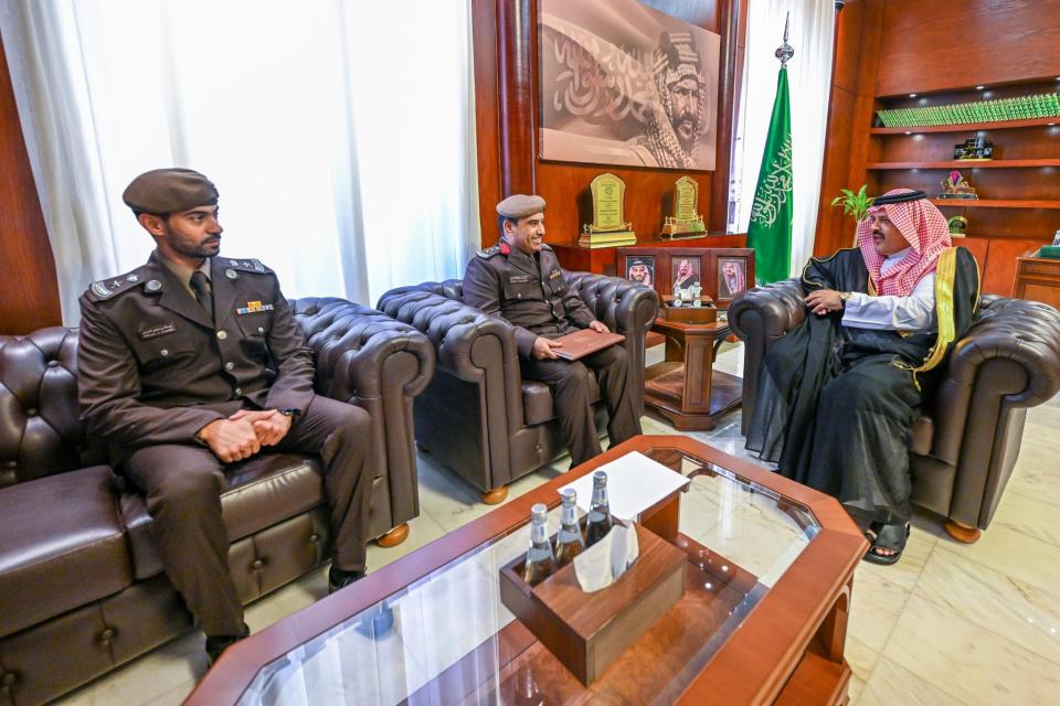 أمير منطقة حائل يستقبل قائد القوة الخاصة للأمن البيئي بالمنطقة
