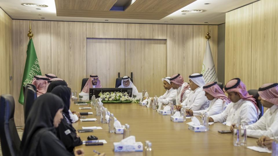 نائب أمير حائل يزور المركز الوطني لتنمية الغطاء النباتي ومكافحة التصحر