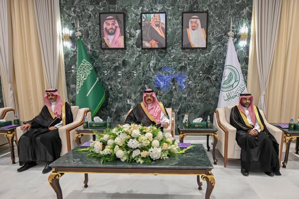 أمير منطقة حائل يدشن عيادة الكشف المبكر عن سرطان الثدي المتنقلة