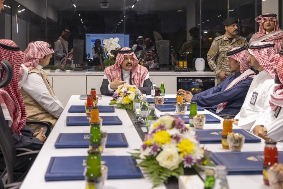 أمير حائل يرأس اجتماع مناقشة الخطط المستقبلية لمشاريع وخدمات الأمانة بالمنطقة