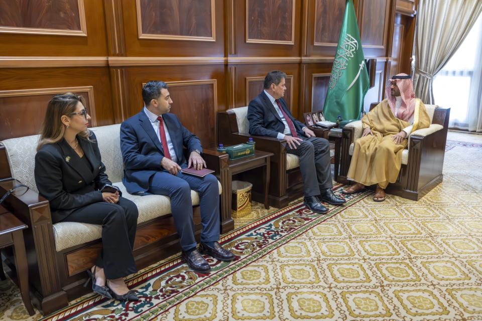 نائب أمير منطقة حائل يستقبل السفير البريطاني لدى المملكة