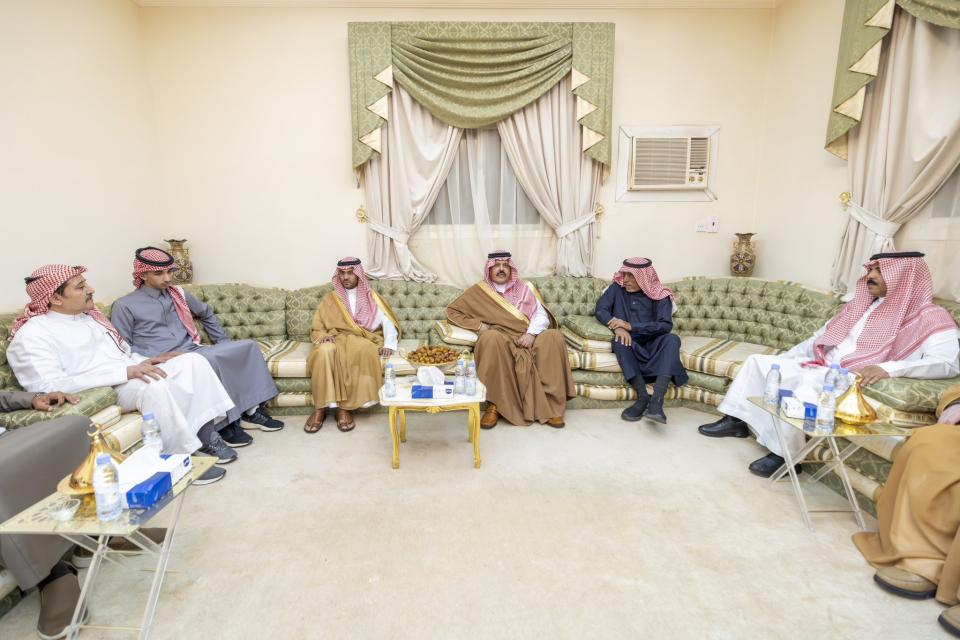 أمير منطقة حائل ونائبه يقدمان واجب العزاء لأسرة السبهان