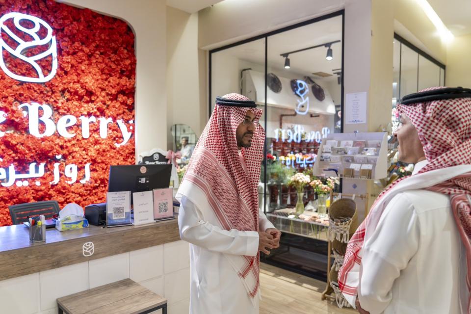 نائب أمير حائل يزور عددًا من المشاريع الريادية بالمنطقة