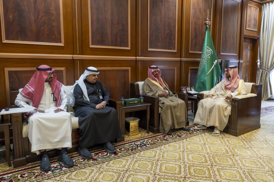 نائب أمير حائل يستقبل مدير فرع هيئة حقوق الإنسان بالمنطقة