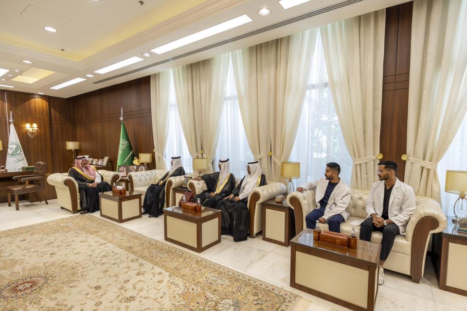 الأمير عبدالعزيز بن سعد يستقبل رئيس جامعة حائل