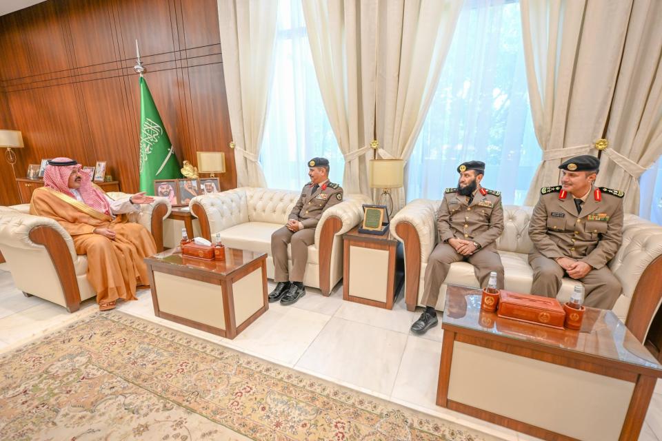 الأمير عبدالعزيز بن سعد بن عبدالعزيز يستقبل مدير مرور منطقة حائل السابق