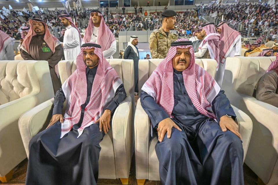 أمير منطقة حائل ونائبه يشهدان مباراة كرة القدم بين فريقي الجبلين والطائي ضمن مباريات دوري يلو