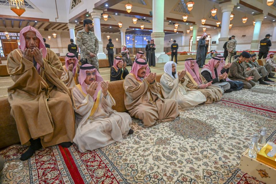 أمير منطقة حائل يؤدي مع جموع المصلين صلاة الاستسقاء