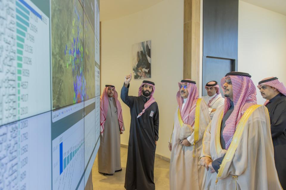 وكيل إمارة حائل المكلف يطلع على أعمال وتجهيزات مركز الخدمات الشامل "إتمام" بأمانة المنطقة