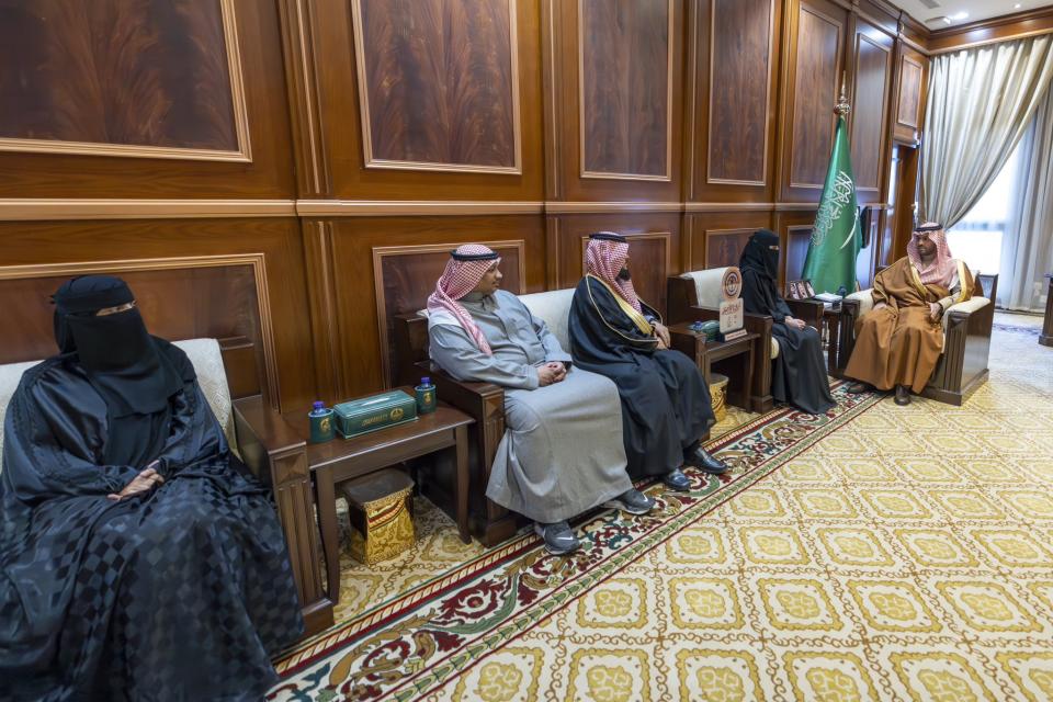 نائب أمير حائل يستقبل الفائزة بالمركز الأول في مسابقة "تراثنا الأصيل" على مستوى المملكة