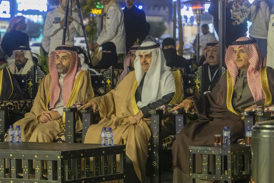 وكيل الإمارة المساعد للشؤون التنموية يرعى الحفل الختامي لمهرجان الفلكلور الوطني‬ الثالث بحائل