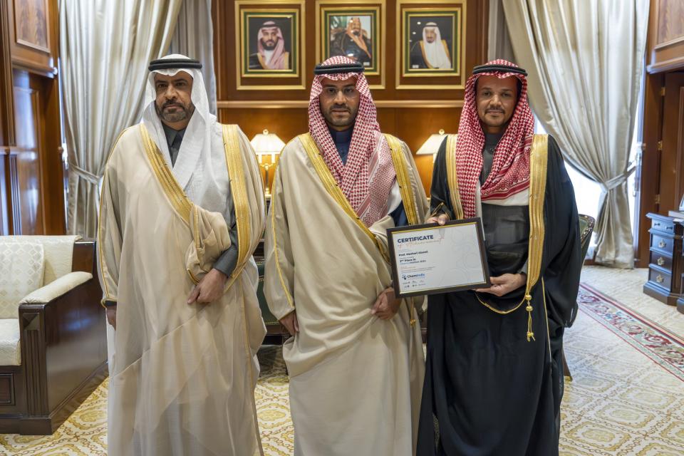 نائب أمير حائل يستقبل الحاصل على المركز الثاني في هاكاثون الذكاء الاصطناعي في الكيمياء