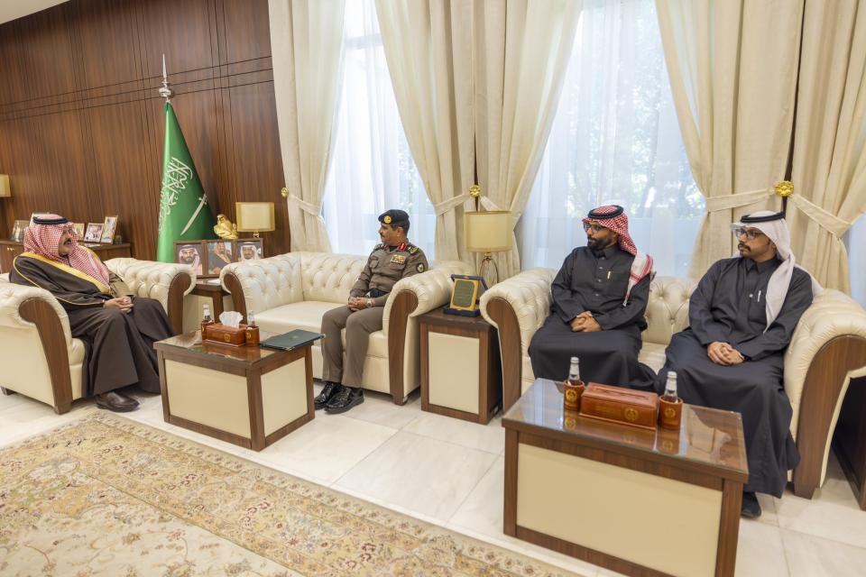 أمير حائل يستقبل مدير شرطة المنطقة