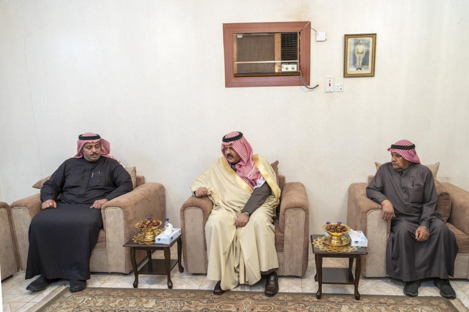أمير منطقة حائل يقدم واجب العزاء لأسرة العوفي في وفاة والدهم