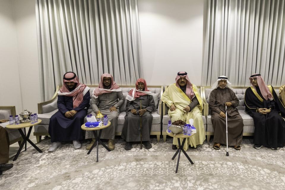 أمير حائل ونائبه يقدّمان واجب العزاء لأسرة الثويني في وفاة والدهم