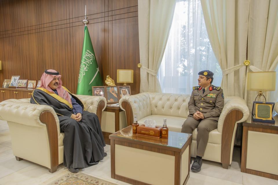 أمير حائل يستقبل مدير الدفاع المدني بالمنطقة