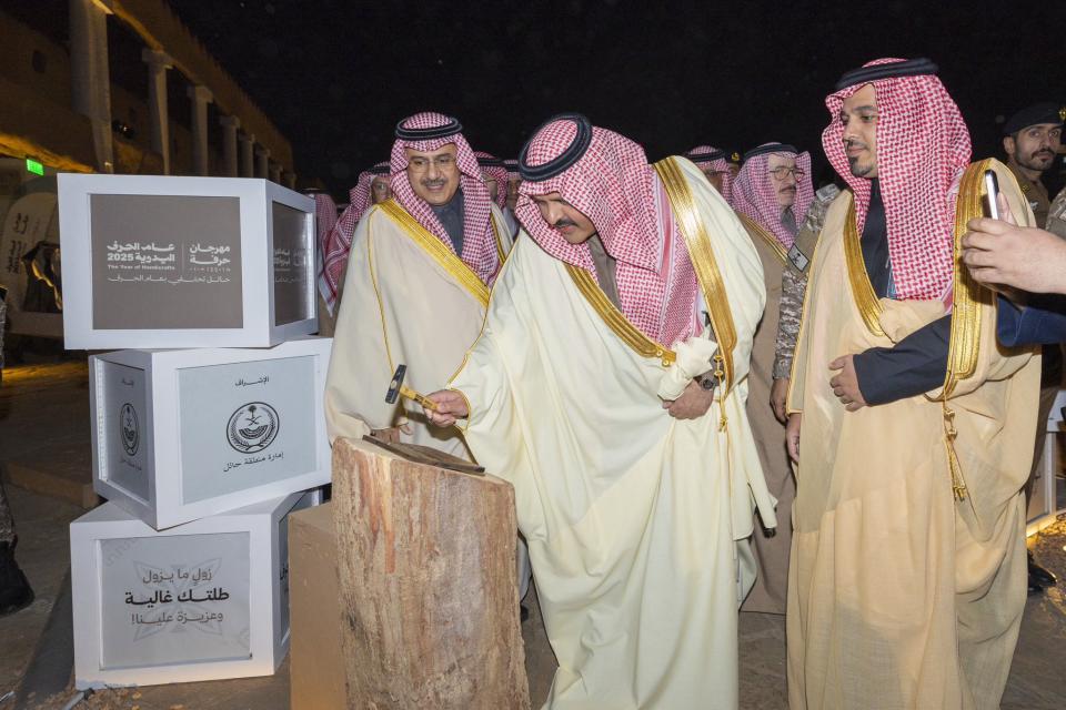 أمير منطقة حائل يدشّن "مهرجان حرفة"