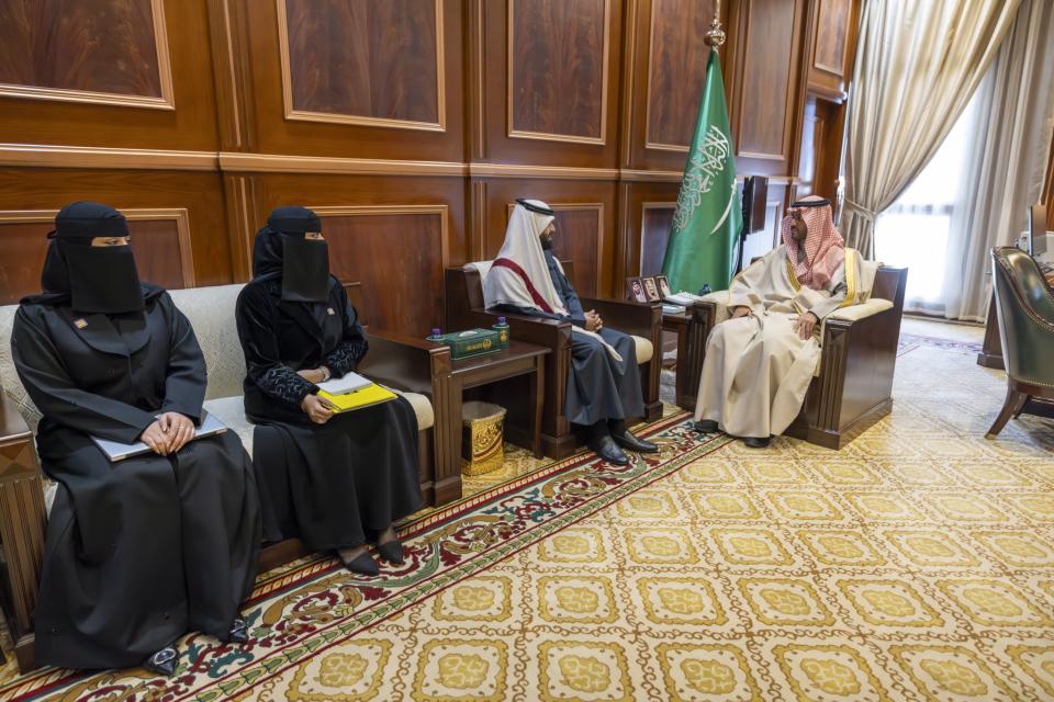 نائب أمير حائل يستقبل رئيس نادي الفنانين لهواة الفنون البصرية بالمنطقة