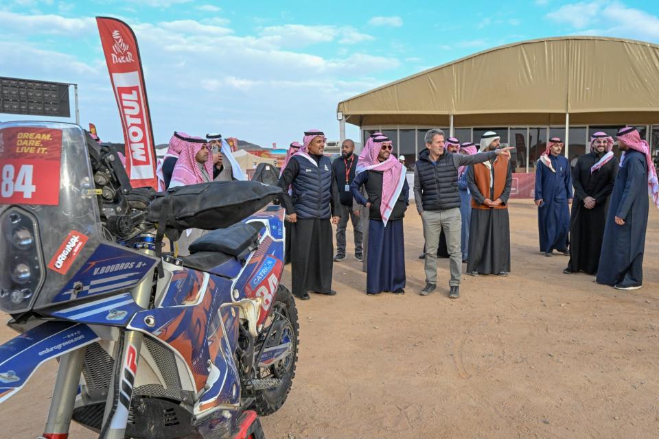 نائب أمير حائل يزور مخيم المتسابقين في رالي داكار السعودية ٢٠٢٥ بالمنطقة