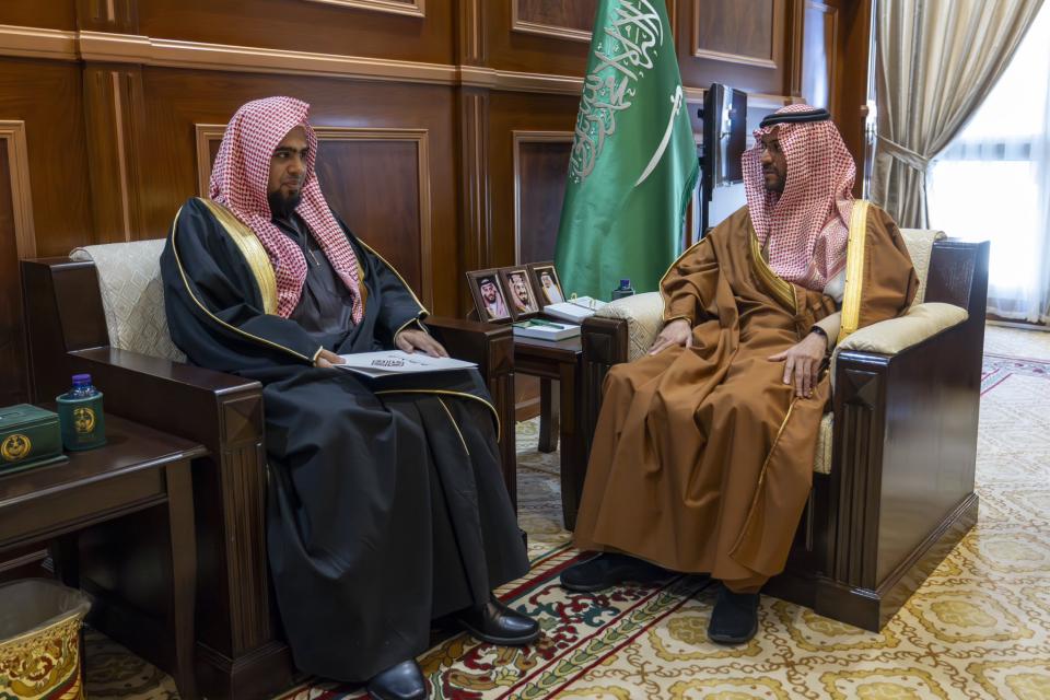 نائب أمير حائل يستقبل رئيس جمعية مُحكم لتعليم القرآن بالمنطقة