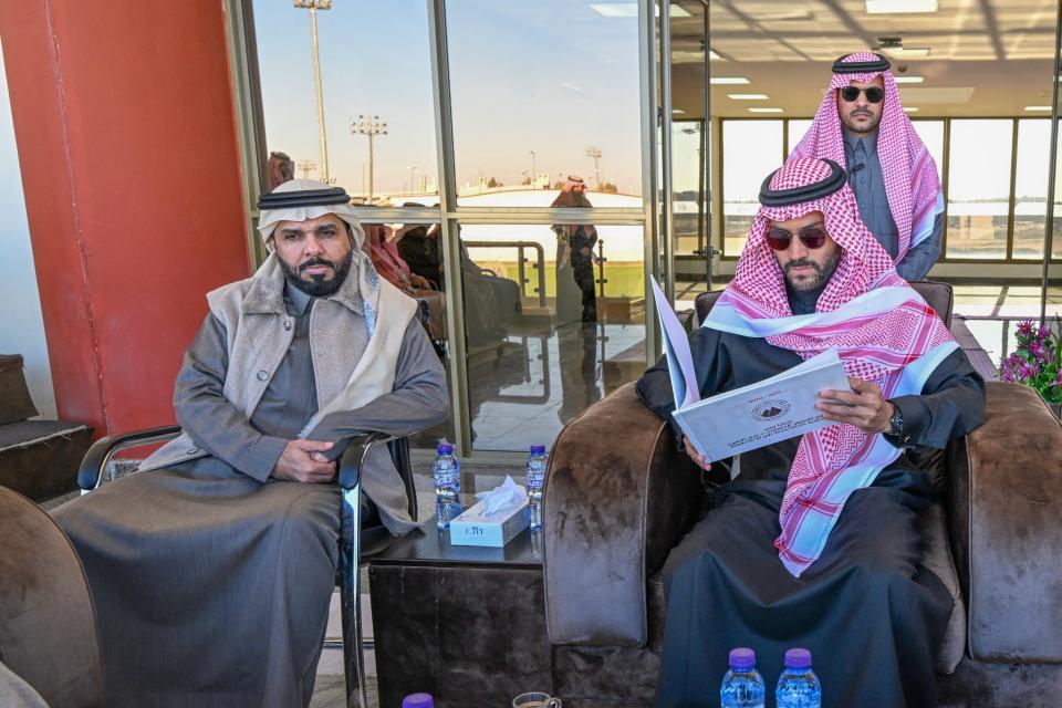 نائب أمير منطقة حائل يزور مقر نادي الجبلين