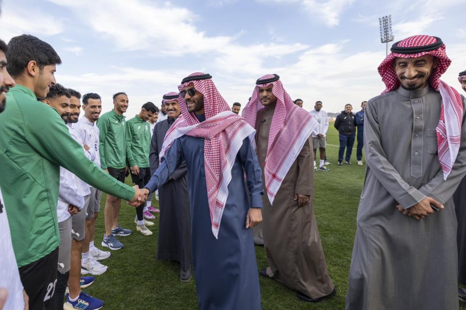 نائب أمير منطقة حائل يزور مقر نادي الطائي