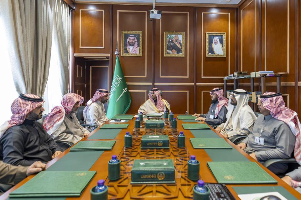 نائب أمير حائل يستقبل مدير التعليم بالمنطقة