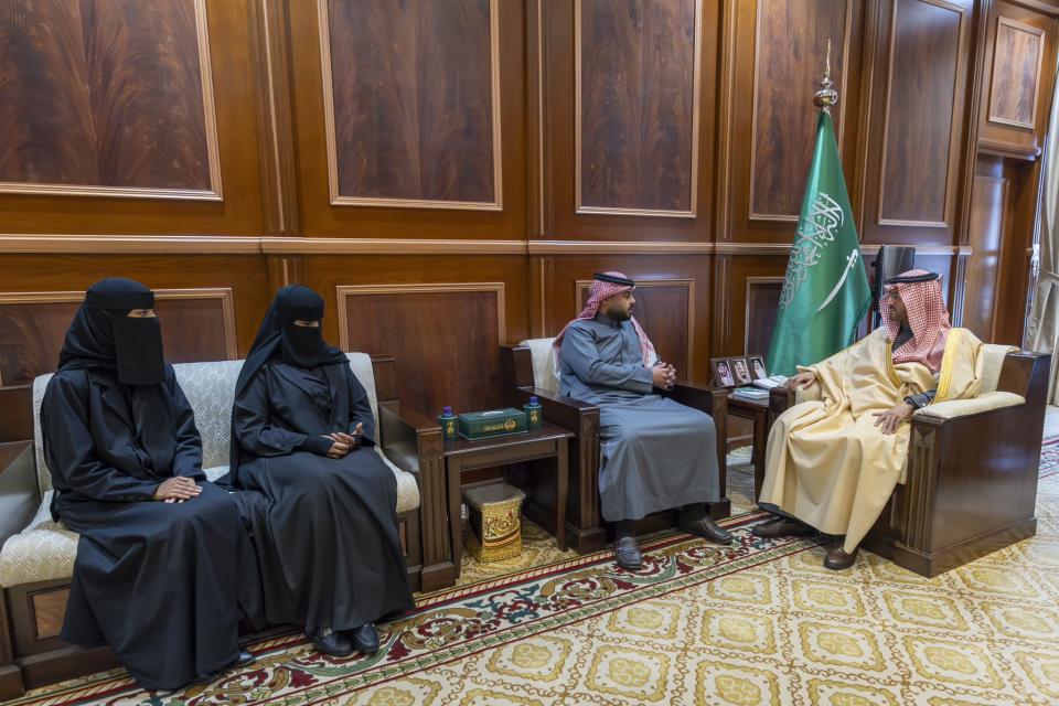 نائب أمير حائل يستقبل خريجي برنامج "صوت الشباب" من أبناء المنطقة