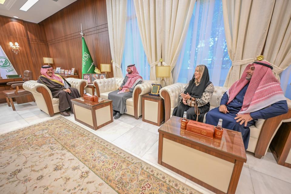 أمير منطقة حائل يستقبل رئيس بطولة الأمير عبدالعزيز بن سعد الدولية للبوميرنج