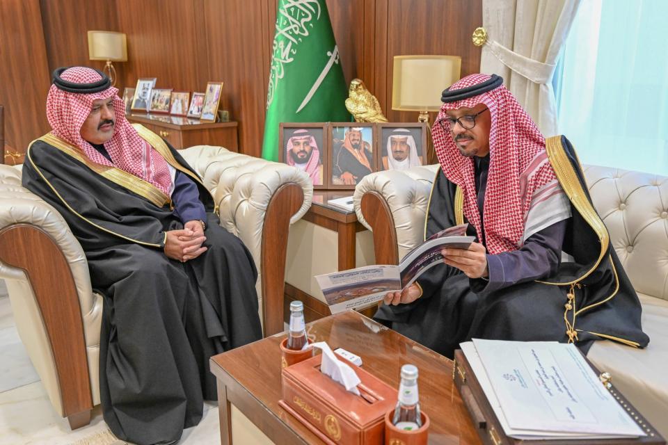 أمير حائل يتسلم ملخص إنجازات هيئة تطوير المنطقة للعام المالي ١٤٤٥هـ - ٢٠٢٤م