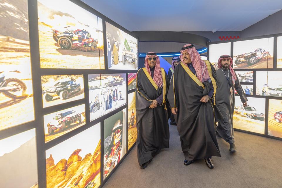 الأمير عبدالعزيز بن سعد يزور الفعاليات المصاحبة لرالي حائل تويوتا الدولي 2025
