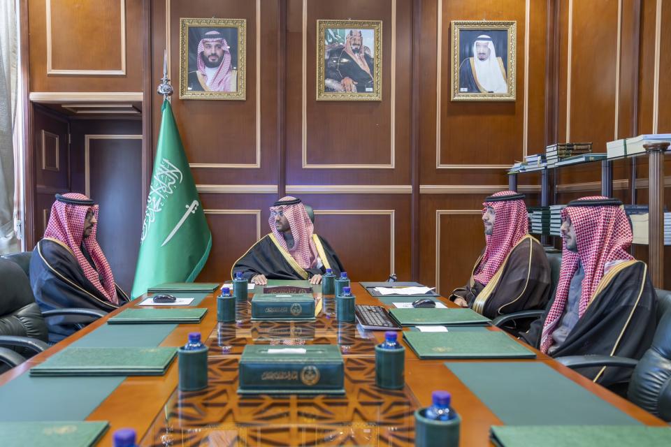 نائب أمير حائل يستقبل مدير فرع بنك التنمية الاجتماعية بالمنطقة