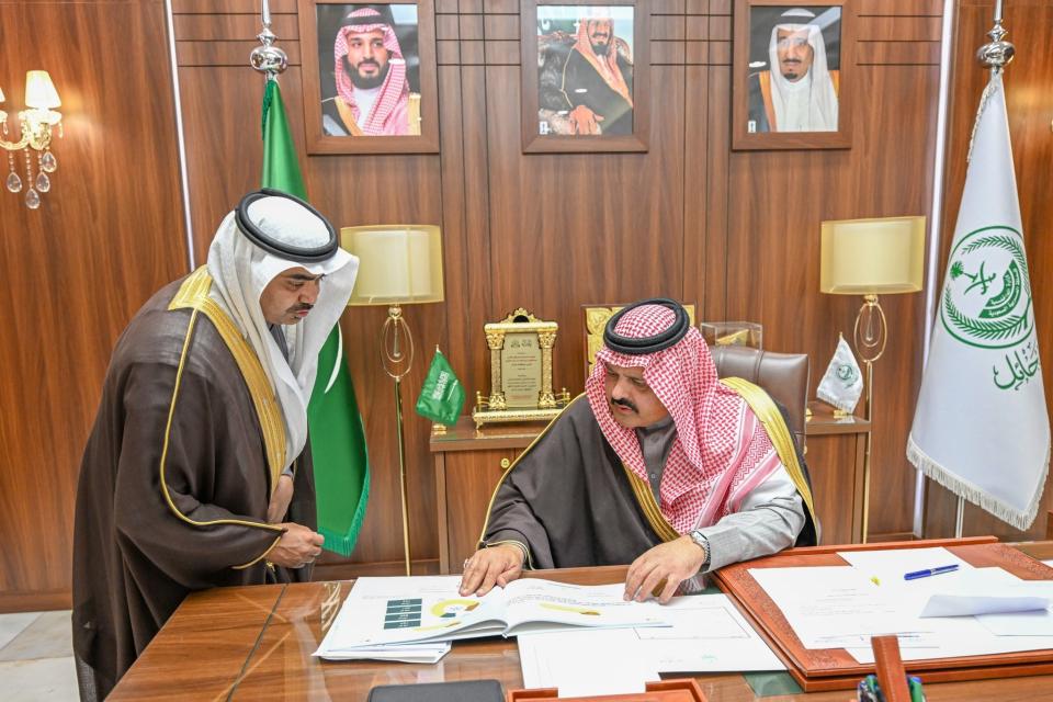 أمير حائل يتسلم التقرير السنوي للإدارة العامة للأحوال المدنية بالمنطقة