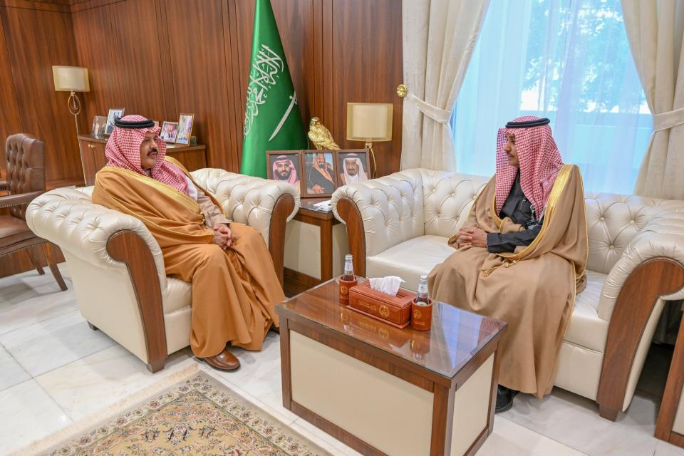 أمير حائل يستقبل مدير فرع وزارة الموارد البشرية والتنمية الاجتماعية بالمنطقة
