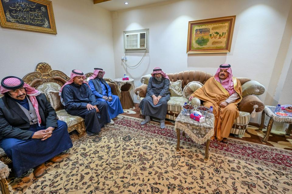 أمير منطقة حائل يعزّي أسرة الدعيع في وفاة فقيدهم