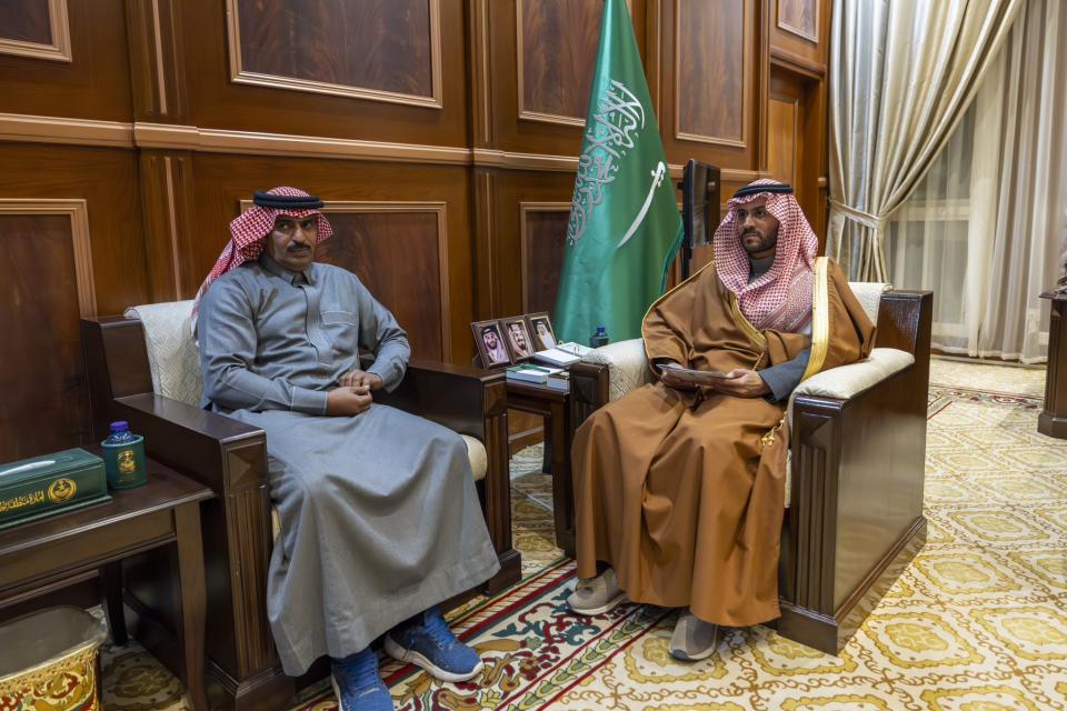 نائب أمير حائل يستقبل رئيس جمعية فزعة الشمال للبحث والإنقاذ بالمنطقة