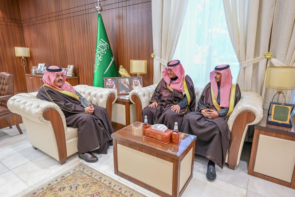 أمير منطقة حائل يستقبل رؤساء اللجان الوطنية في اتحاد الغرف التجارية السعودية